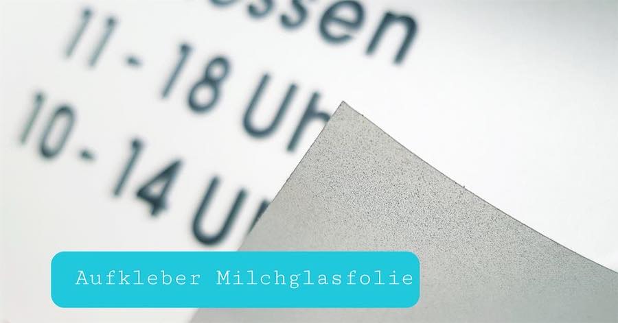 Schild mit Öffnungszeiten