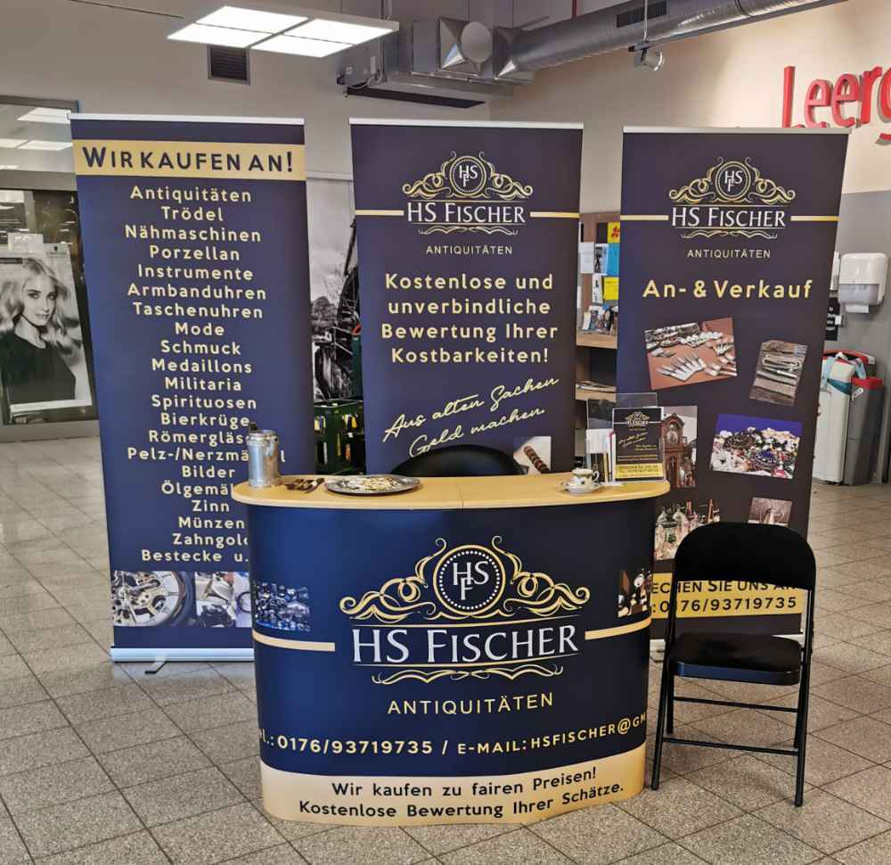 Messestand mit Rollups und bedruckten Tresen